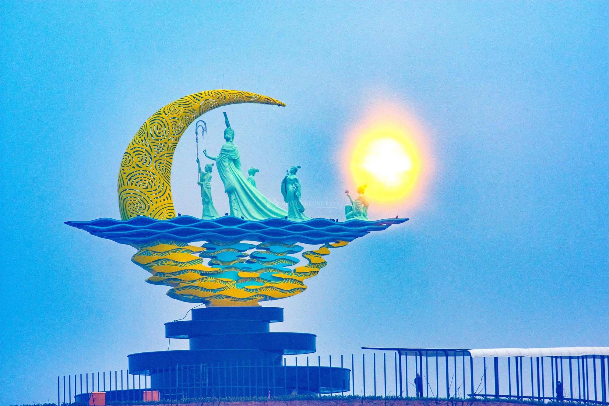 近日,长沙市民被初步完工的湘江女神雕塑惊艳到了,设计十分漂亮,写意