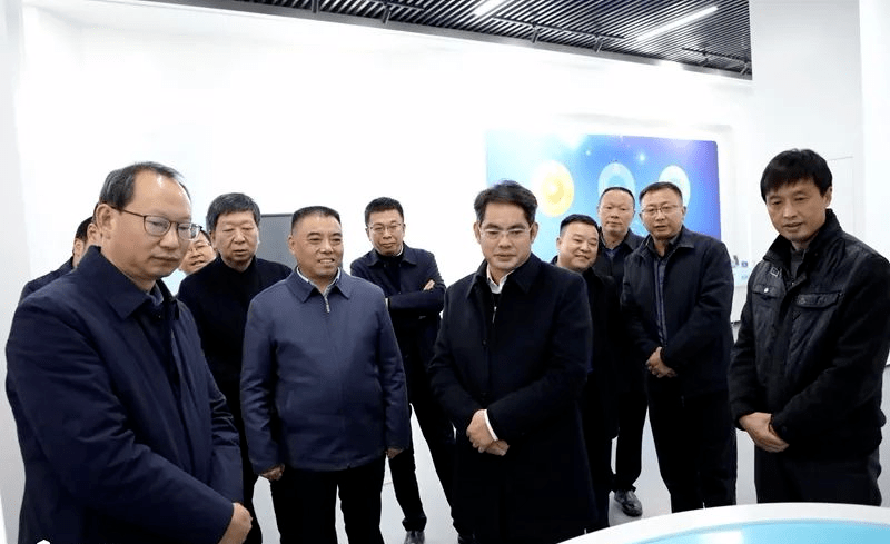 (汪柏坤,陈武斌一行在岳西大数据产业中心参观)(汪柏坤,陈武斌一行在