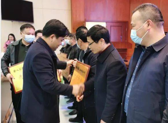 欧正坤为筹款先进集体颁奖.王斌为筹款先进个人颁奖.