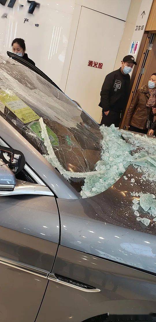 汉中吾悦广场一展车冲出体验店撞塌促销展位