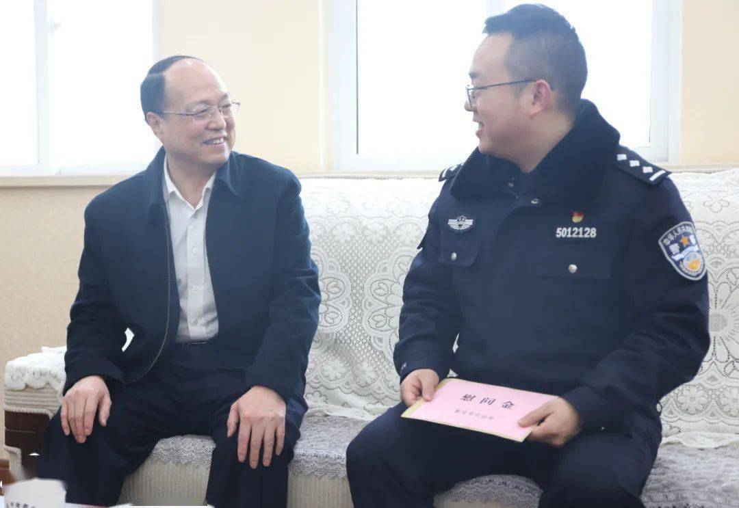 王鹏斌赴渝都监狱看望慰问英模遗属