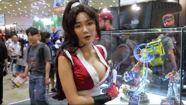 漫展上的韩国女网红cosplay不知火舞，被观众追捧，网红门槛太低?_姐姐