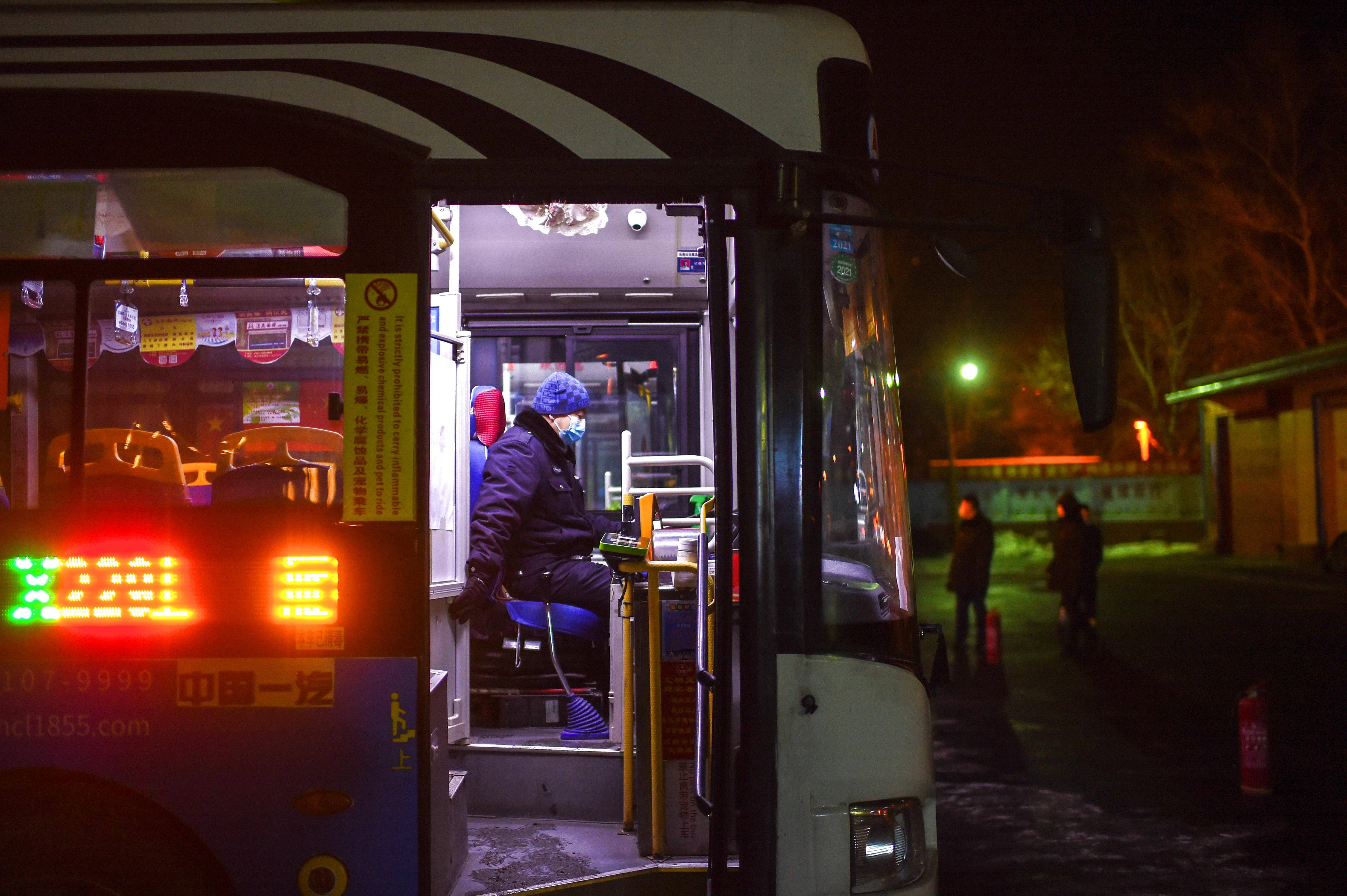 公交车夜里图片