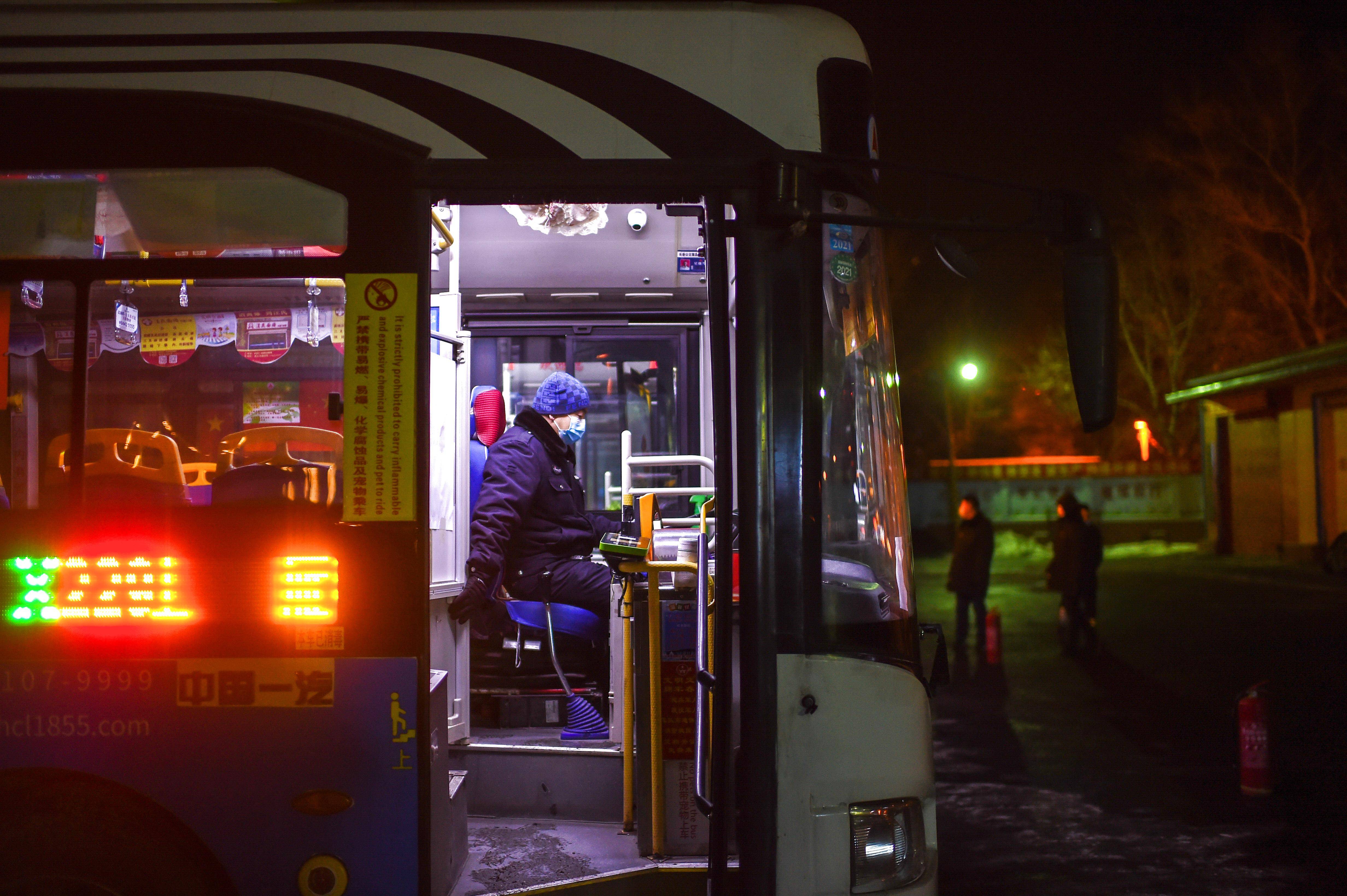 1月20日凌晨,在長春公交集團北達汽車公司雁鳴湖公交樞紐站,守夜班組