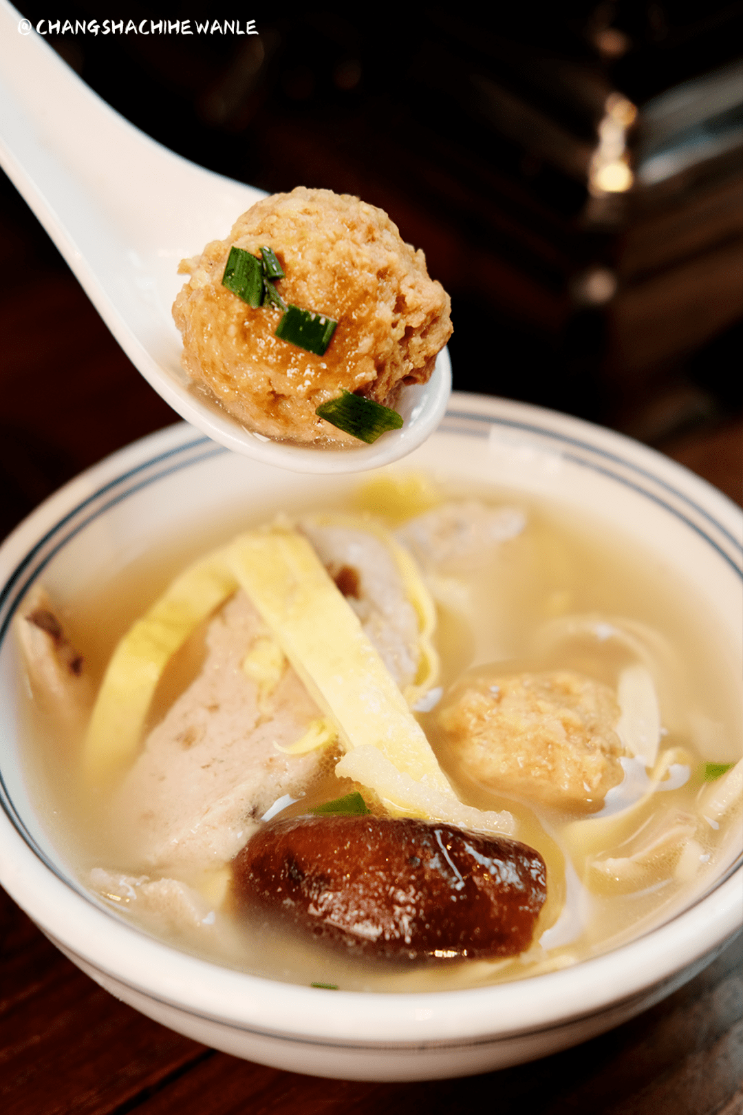 肉丸,蛋饺,炸猪皮,豆笋,香菇等十几种原料,煮在锅中如同一场巨型盛宴.