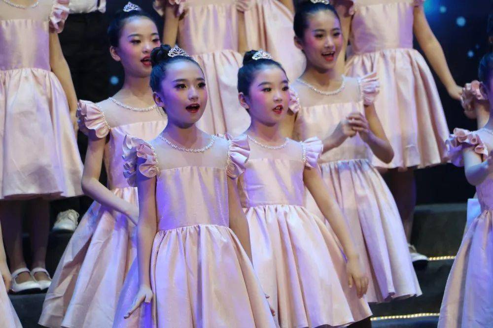 天籁童声沁心田 美育成果展风采----东仁堡小学"萤火虫"合唱团参加"