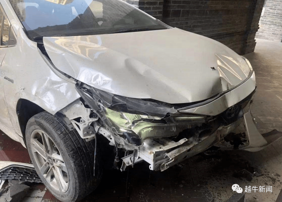 记者了解到,18日上午10:20左右,诸暨红旗路与越王街交叉口发生一起
