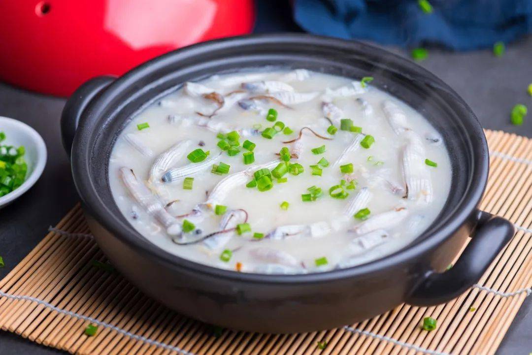 看似简单,但煮粥的火候一定要拿捏得非常准确,港九茶点的大厨对于泥丁