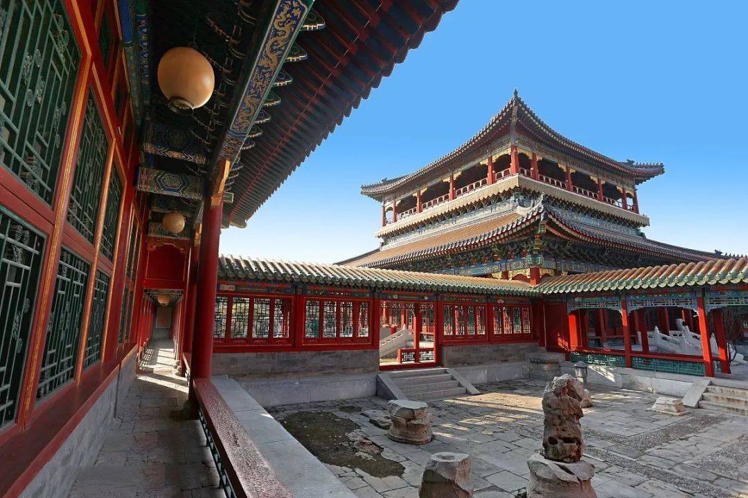 保和殿:宴客和举办殿试的地方;中和殿:皇帝去太和殿前休息的地方,太和