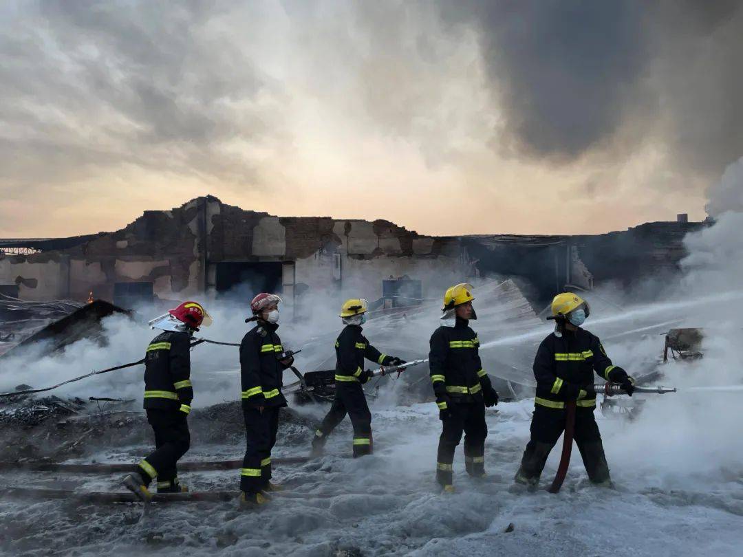 一工厂发生火灾,95名消防员鏖战8小时灭火……