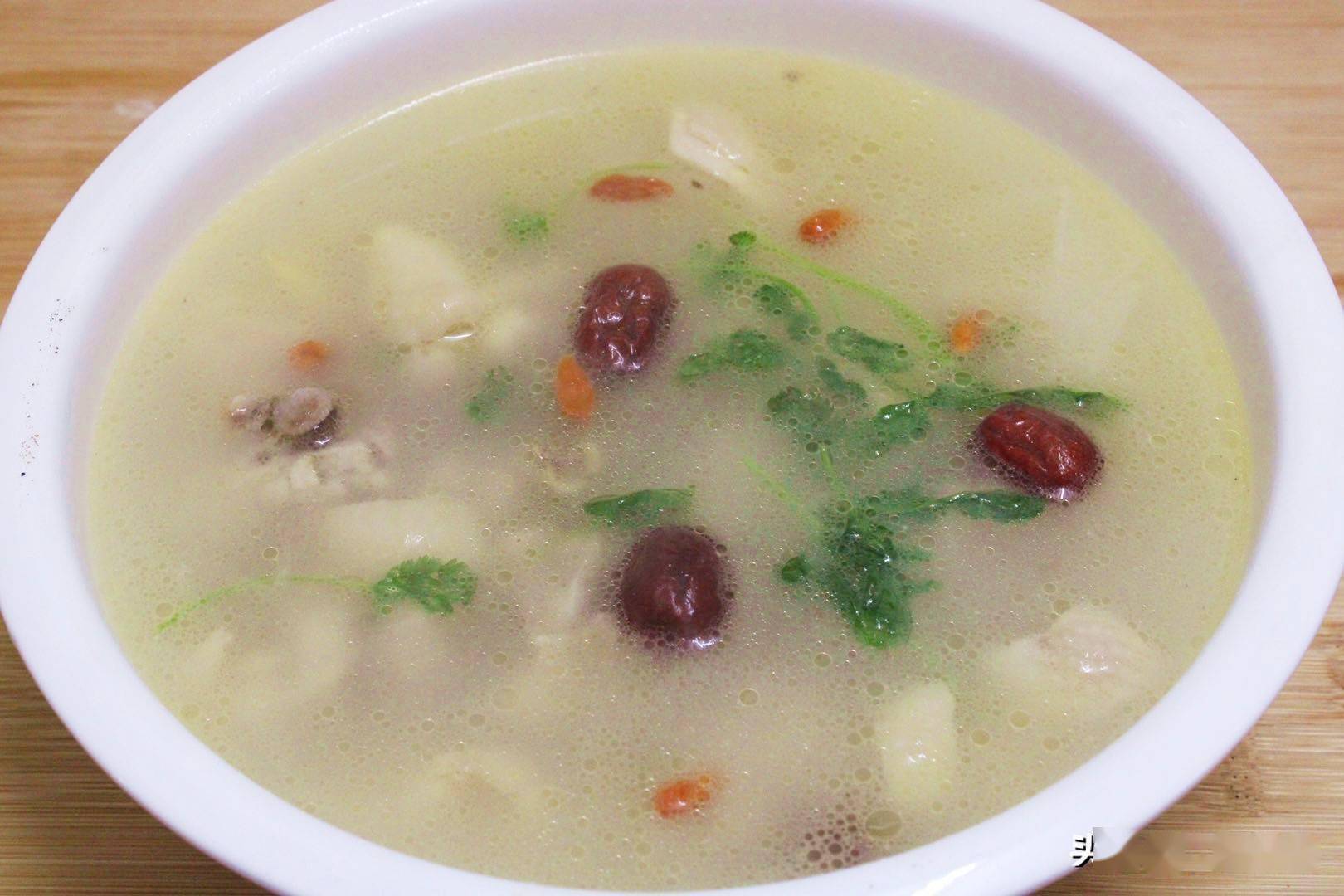 炖鸡汤别只会放葱姜了多加两红一白鸡汤鲜嫩没腥味