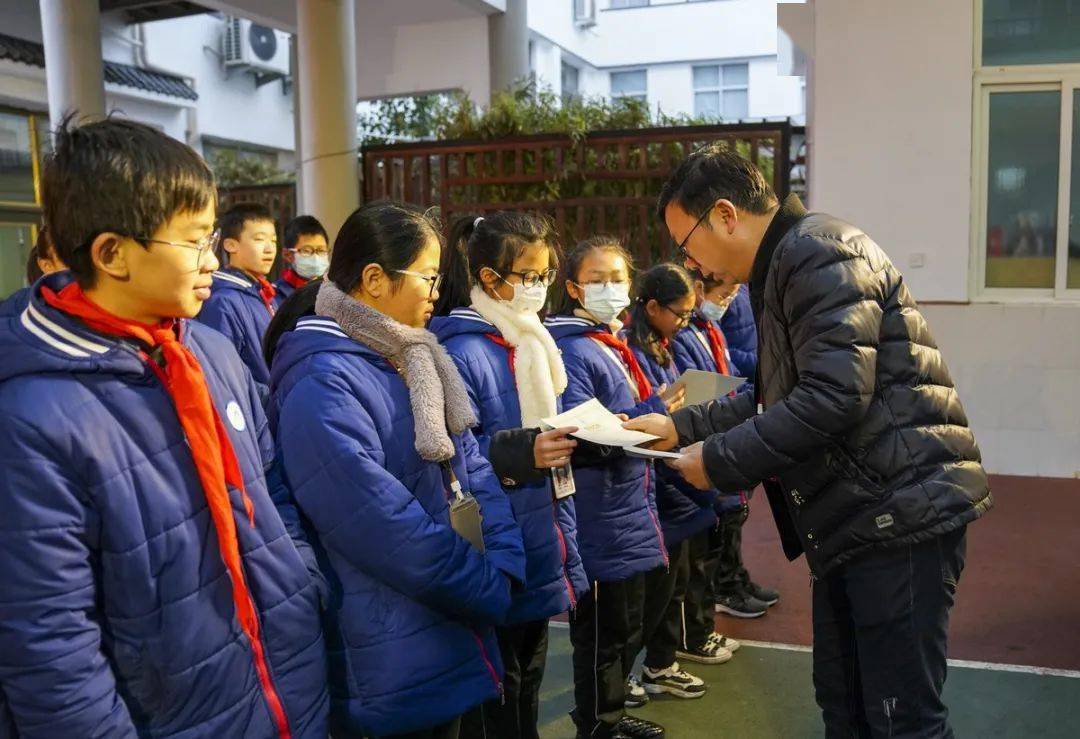 這個學校的獎品好特別傳統文化潤童心筆墨飄香迎新年陳嶼中心小學舉行