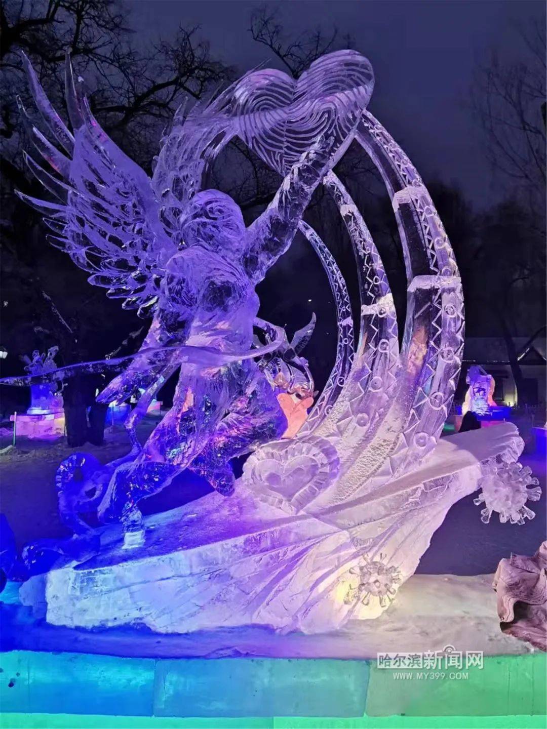 专攻雕塑的研究生小哥参加青年专业冰雕大赛,发现冰坯里有条鱼之后