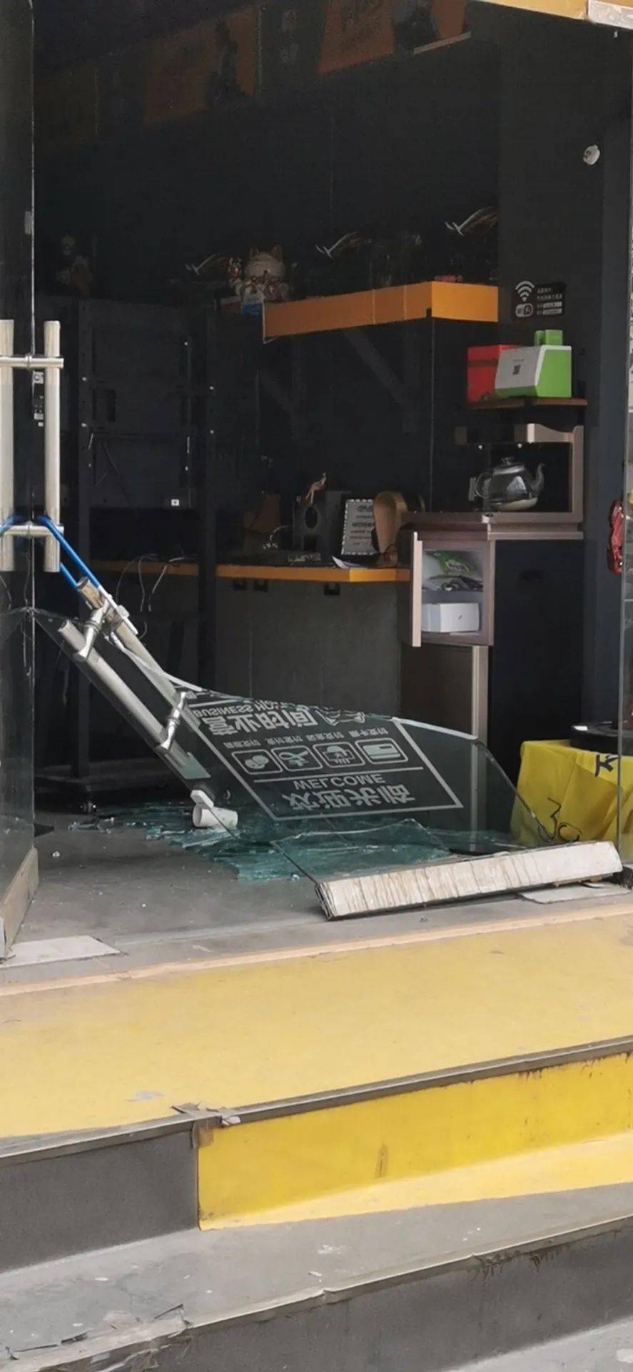 随拍凌晨突发建设路某门店被砸