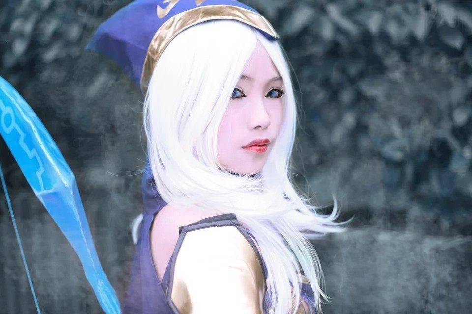 角色名:寒冰射手 —艾希 cn:可乐伴随着每一发弓箭从她的上古寒冰弓上