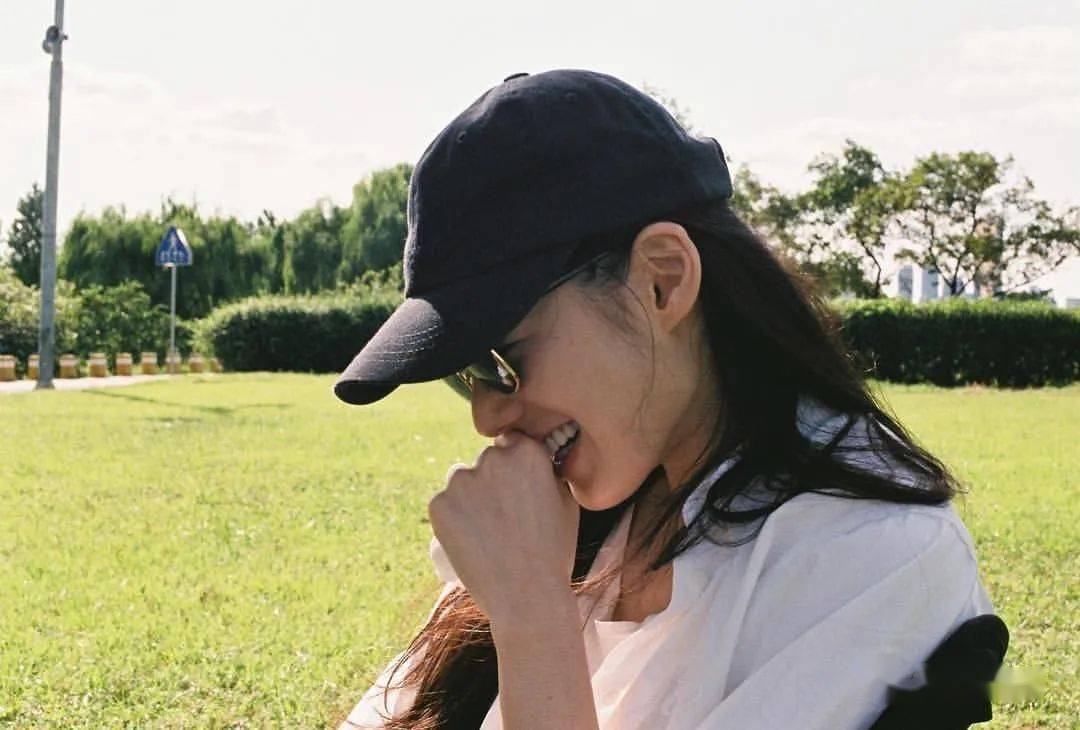 嘶被经纪人镜头下的郑恩彩秒了100遍太温柔了叭