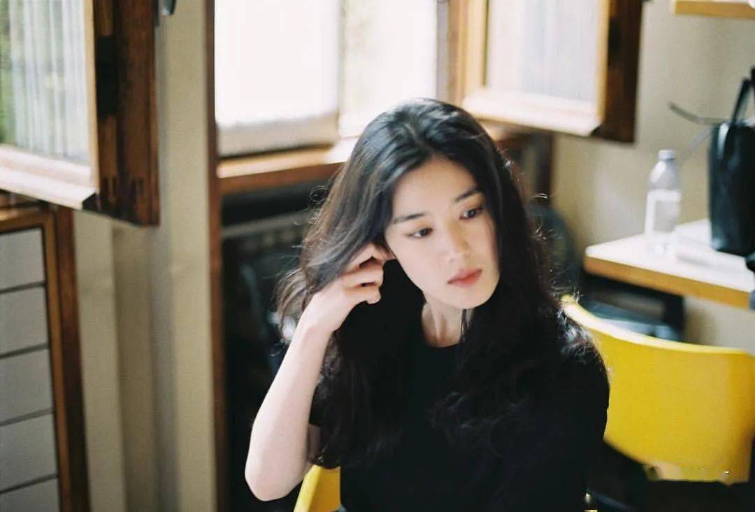 嘶被经纪人镜头下的郑恩彩秒了100遍太温柔了叭