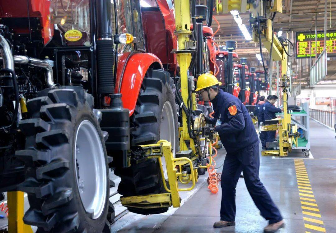 中国一拖开足马力迎高产重型轮式拖拉机将创月产新高