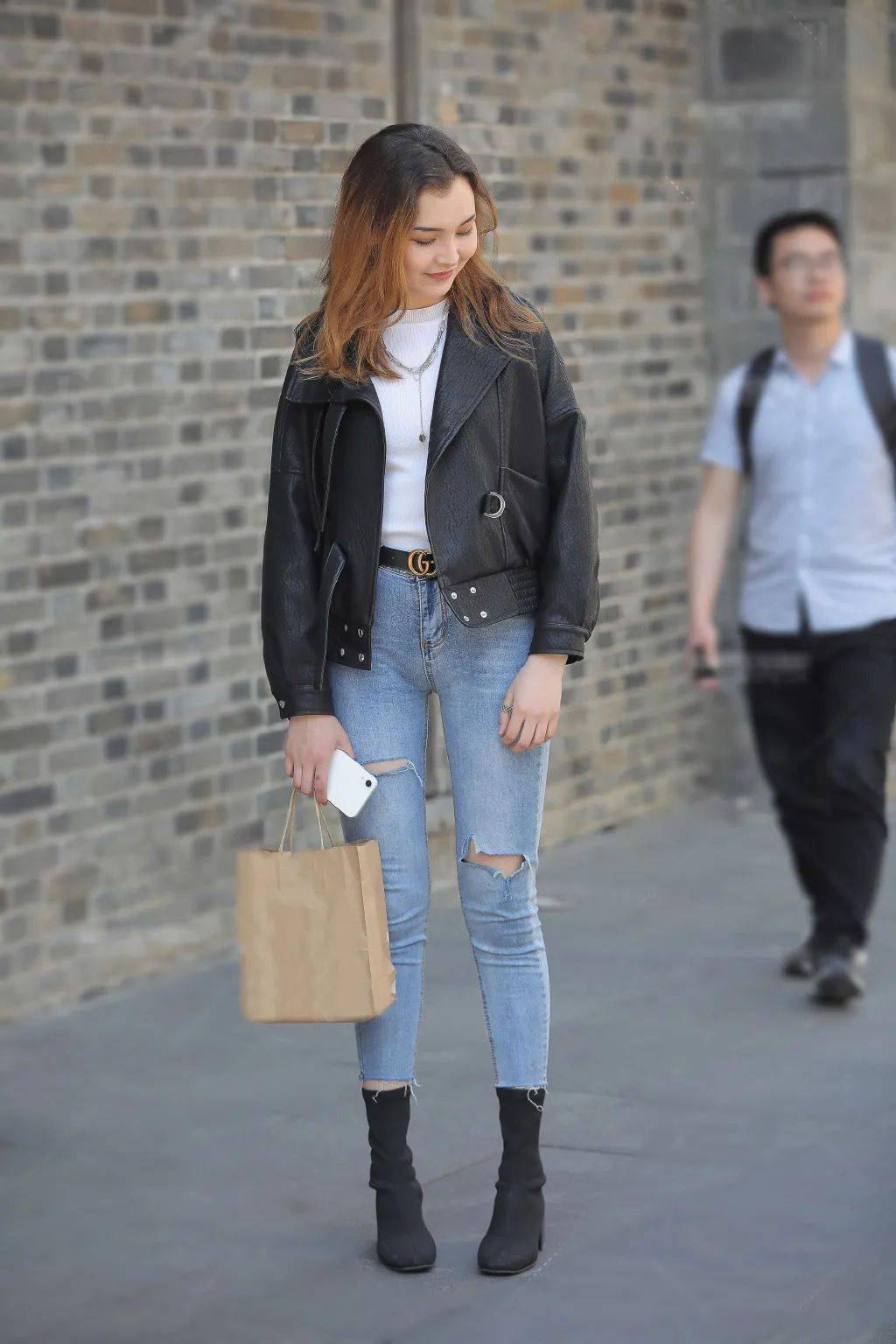 个性帅气的牛仔裤穿搭展现出靓丽自信的美