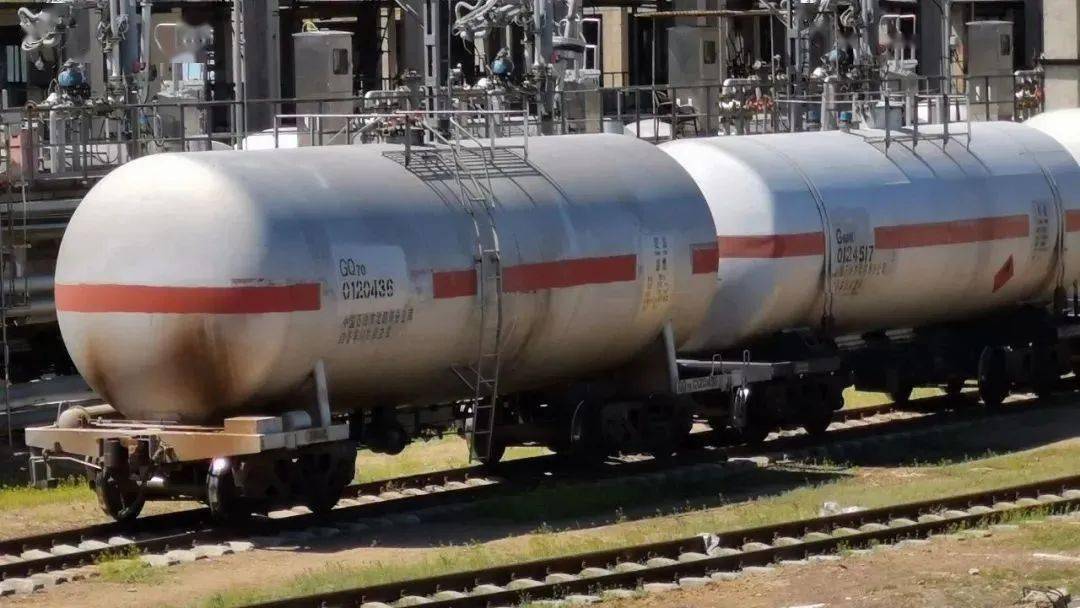 罐车漏斗车分为有盖漏斗车和无盖漏斗车,车体设有一定斜坡的装货斗.