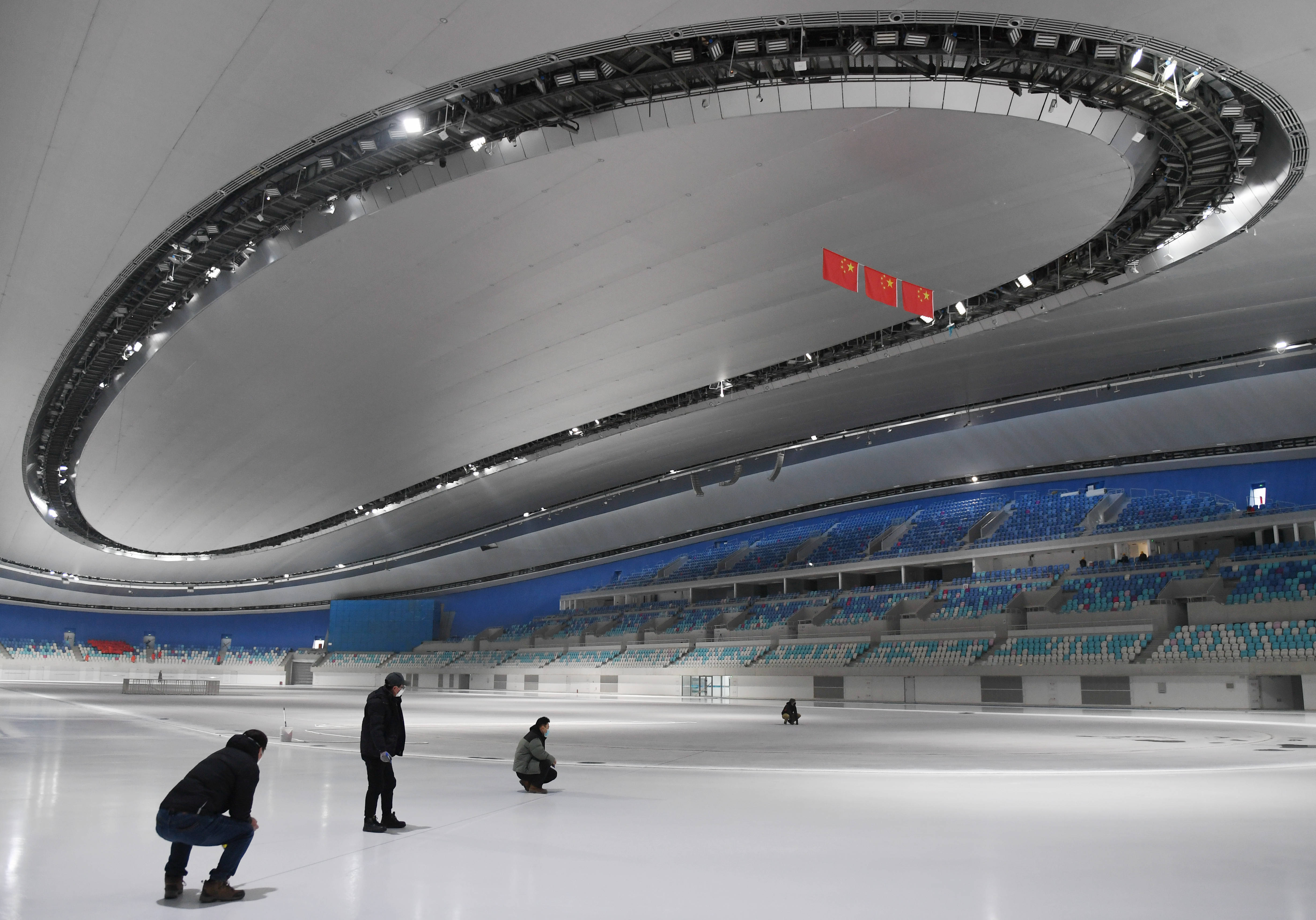 国家速滑馆冰丝带首次制冰取得成功