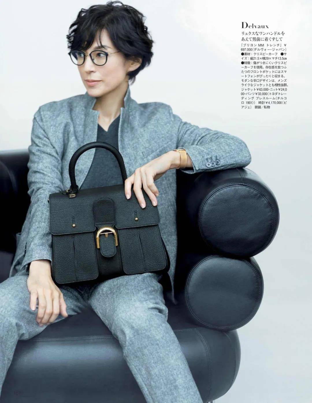 54岁日剧女王,凭"极简风"穿搭成时尚榜样,从容优雅气质迷人