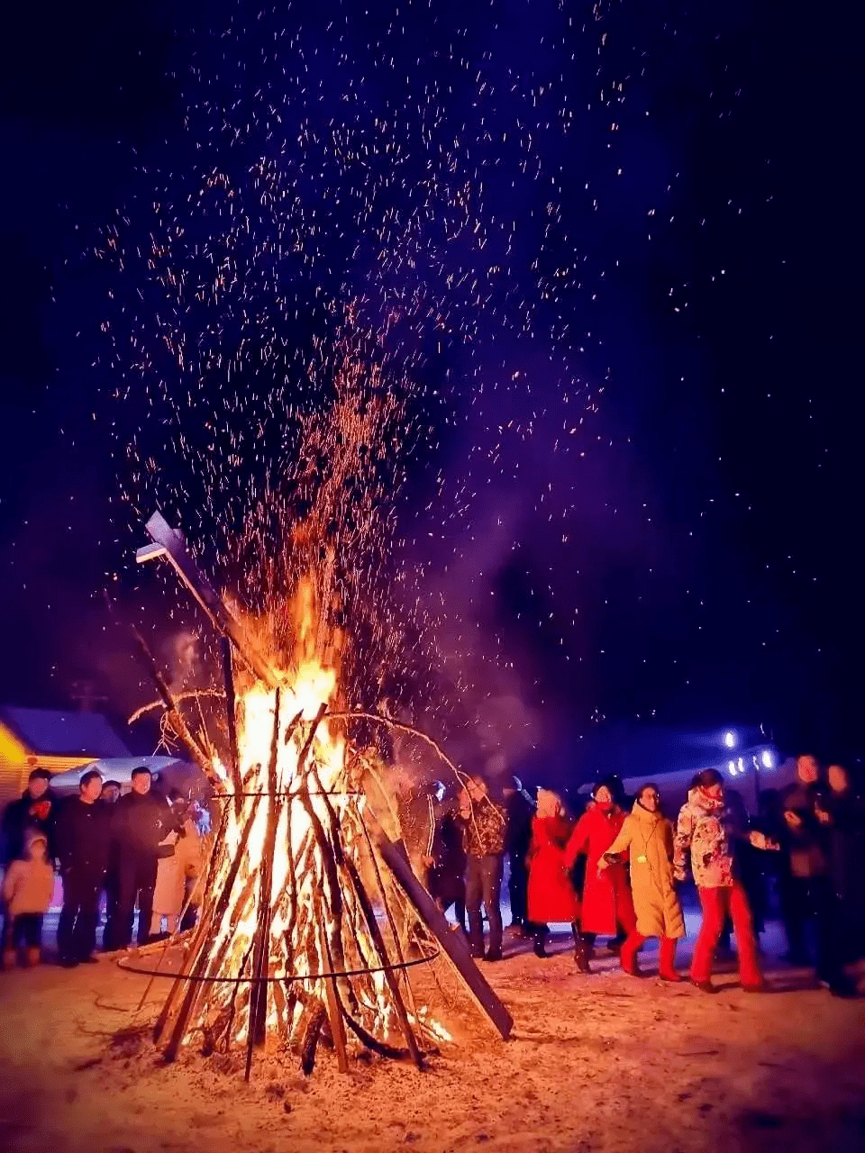 冲天的篝火,唤醒了人们冬夜的热情.