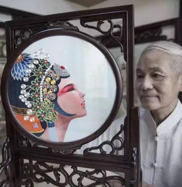 师承杭绣大师"神针"张金发开始学习刺绣考入杭州首届工艺美术学校刺绣