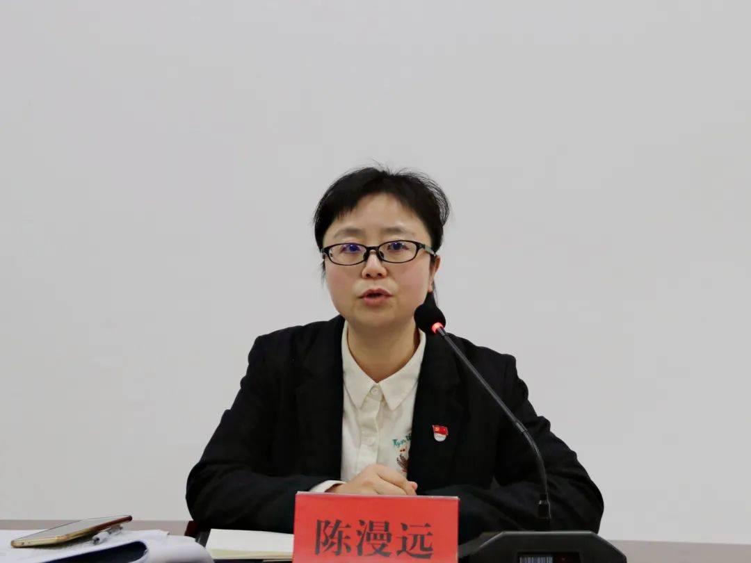 ▲镇党委副书记陈漫远主持会议会上，副镇长吴永强传达了“平湖市农村人