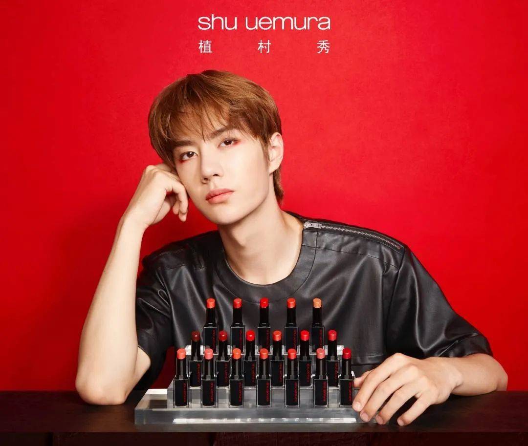 王一博本身是比较适合浓妆的男艺人,所以在拍摄广告时,脸上色彩的部分