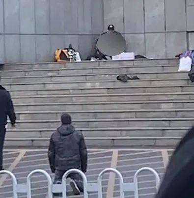 一张＂跪下的警察＂对比照刷屏（图）