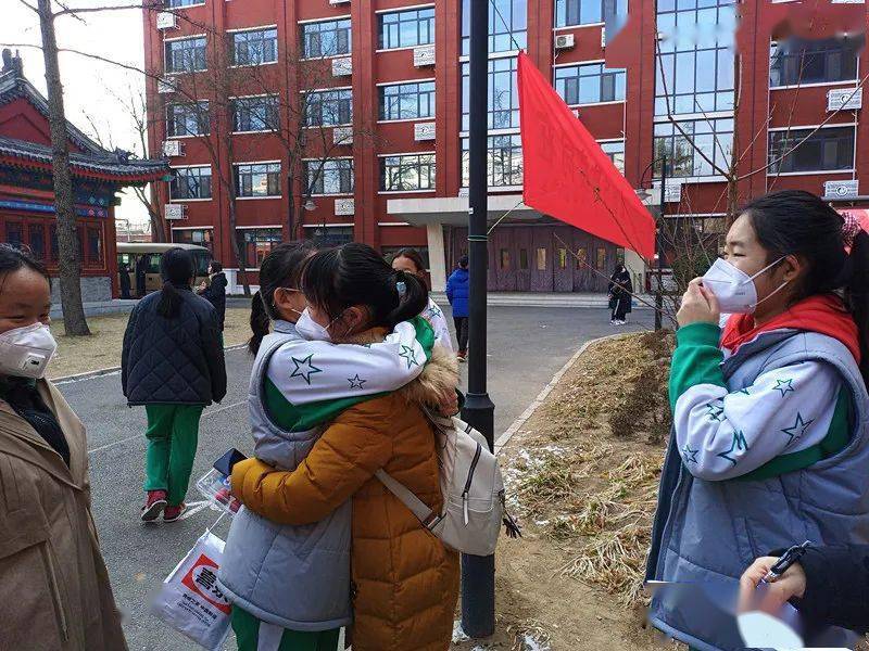 "民附与家国同行,温暖与防疫同在" —— 中央民大附中开展暖心送站