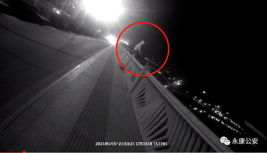 永康一男子因生活压力太大竟坐在溪心桥边寻短见