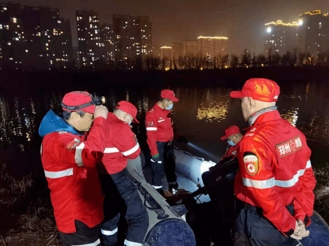 警方找来失联母子的家属,确认孩子就是失踪的范家硕.