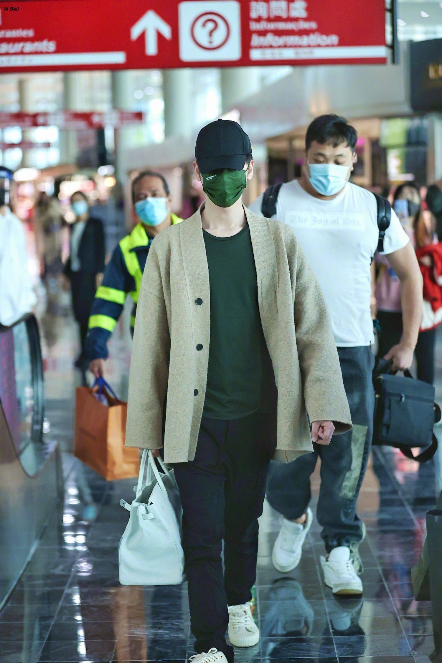 张云雷今日澳门出发飞往北京 休闲男友系穿搭帅气满分