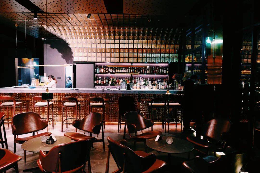 桂林这家坐落在江畔的艺术小馆,承包了大半威士忌迷的夜生活_酒吧