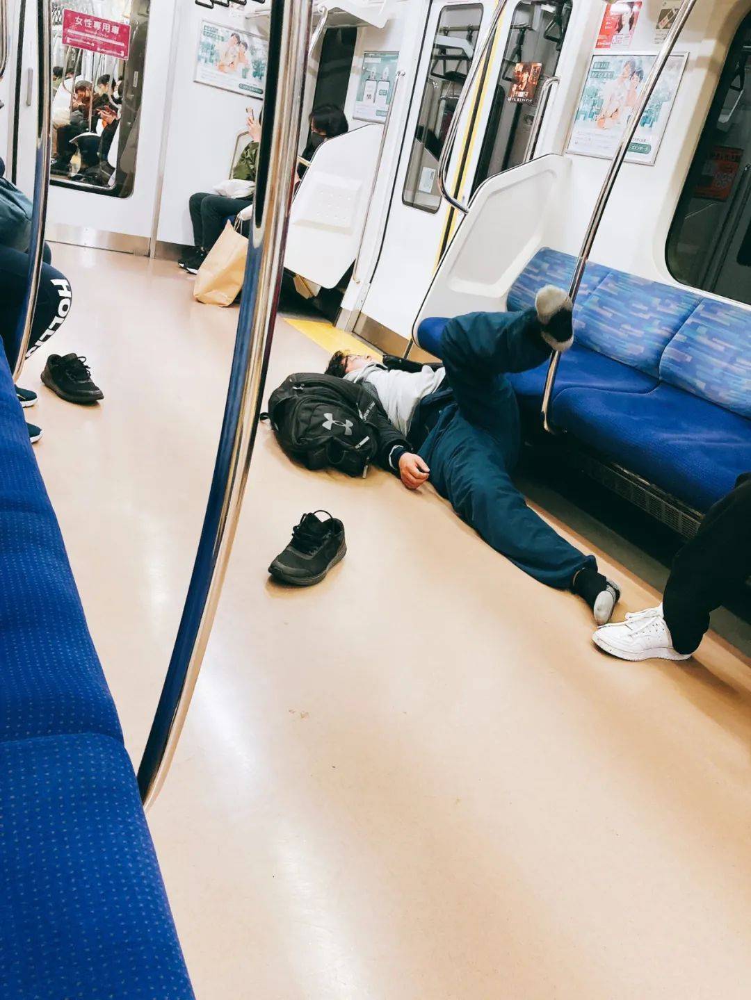 东京街头醉酒睡照过完新年的日本人又解锁了各种奇葩姿势