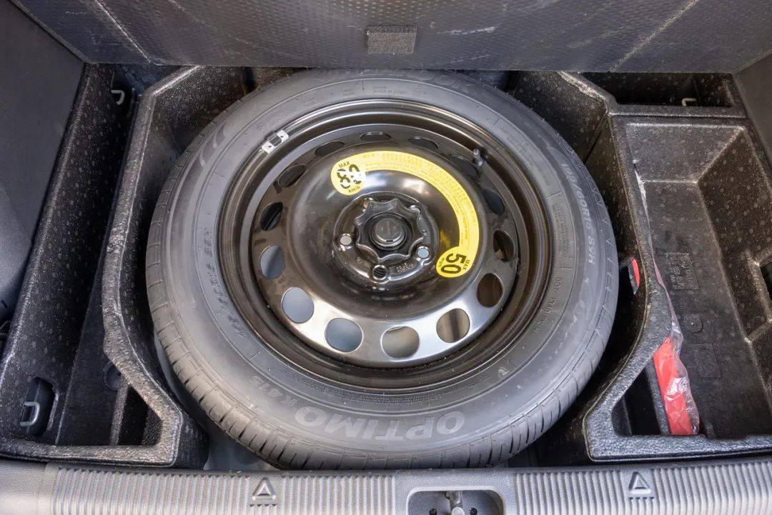 而这一代野帝把备胎塞到后备箱的饰板下方,而后备箱仍然不会让人觉得