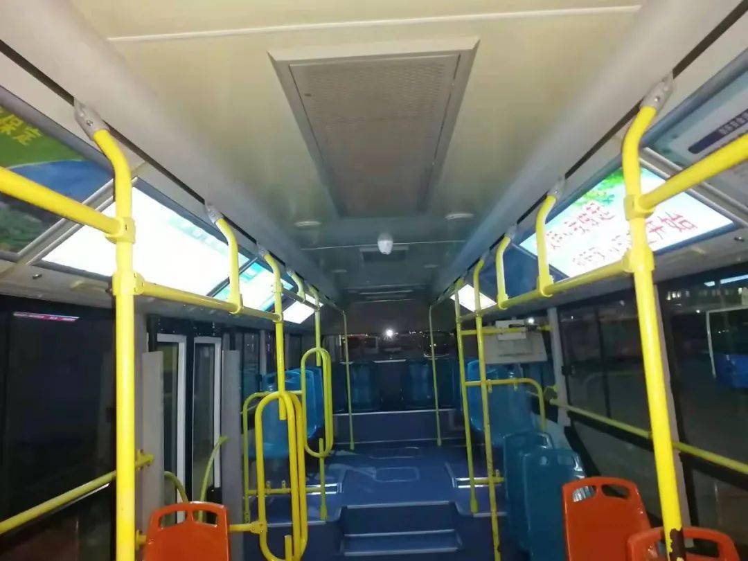 公交车内部照片晚上图片