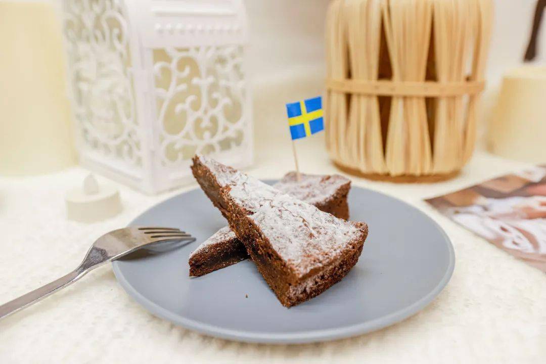 哦~这款原汁原味的瑞典式巧克力蛋糕在宜家餐厅和瑞典食品屋都能找到