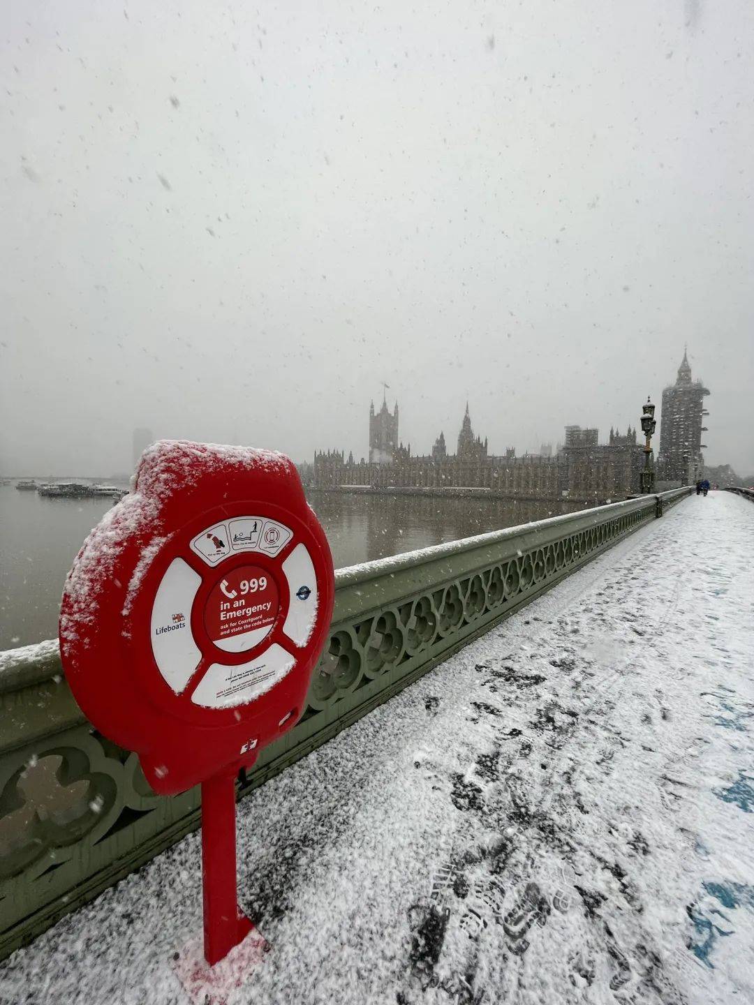 伦敦终于下雪了！就像疫情没发生过一样_小伙伴