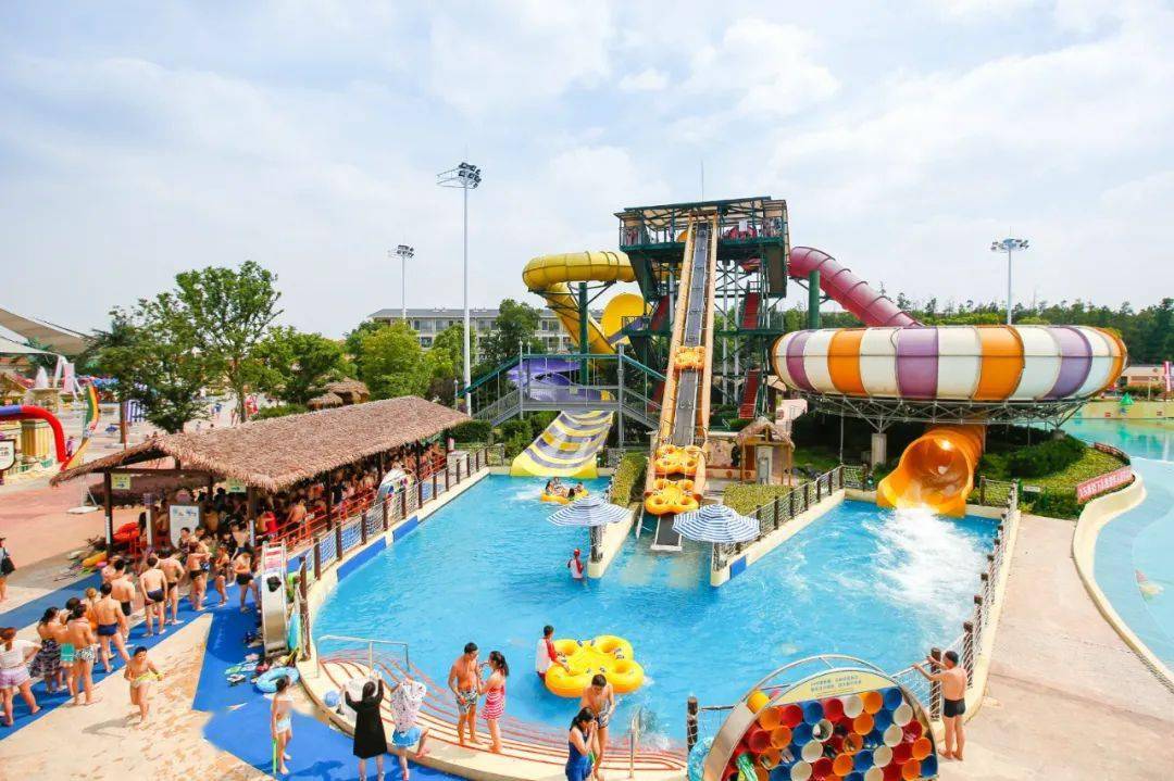 在用艺术的形式与你对话上海世茂精灵之城主题乐园深坑秘境四面环山