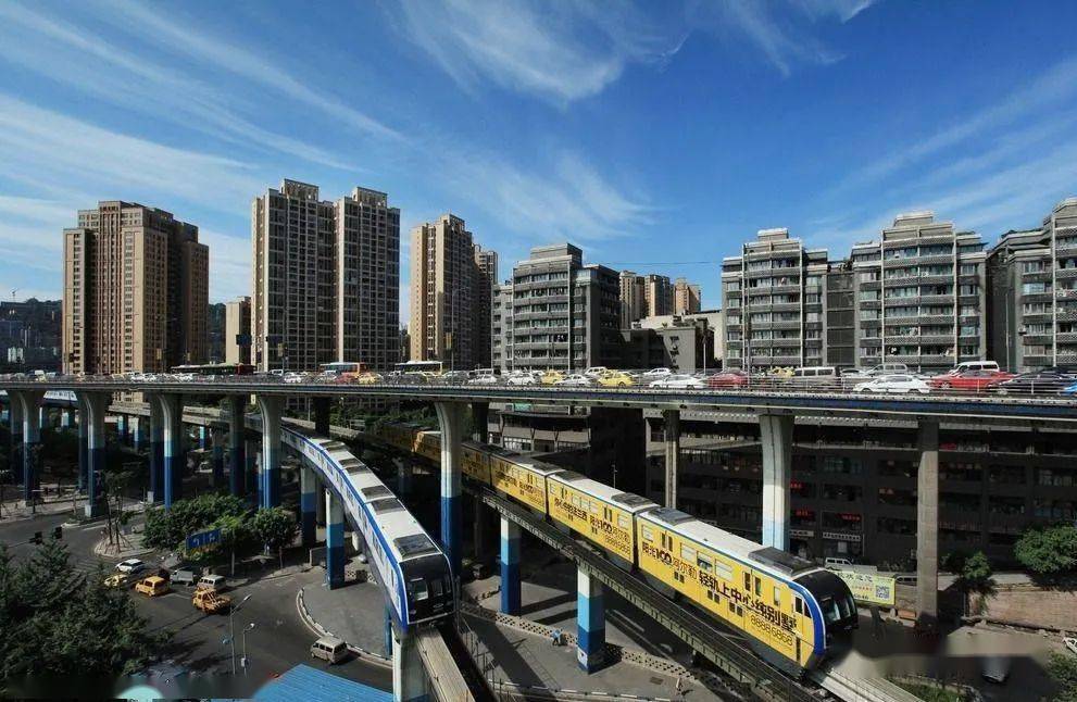 漫游重庆李子坝轻轨千厮门大桥