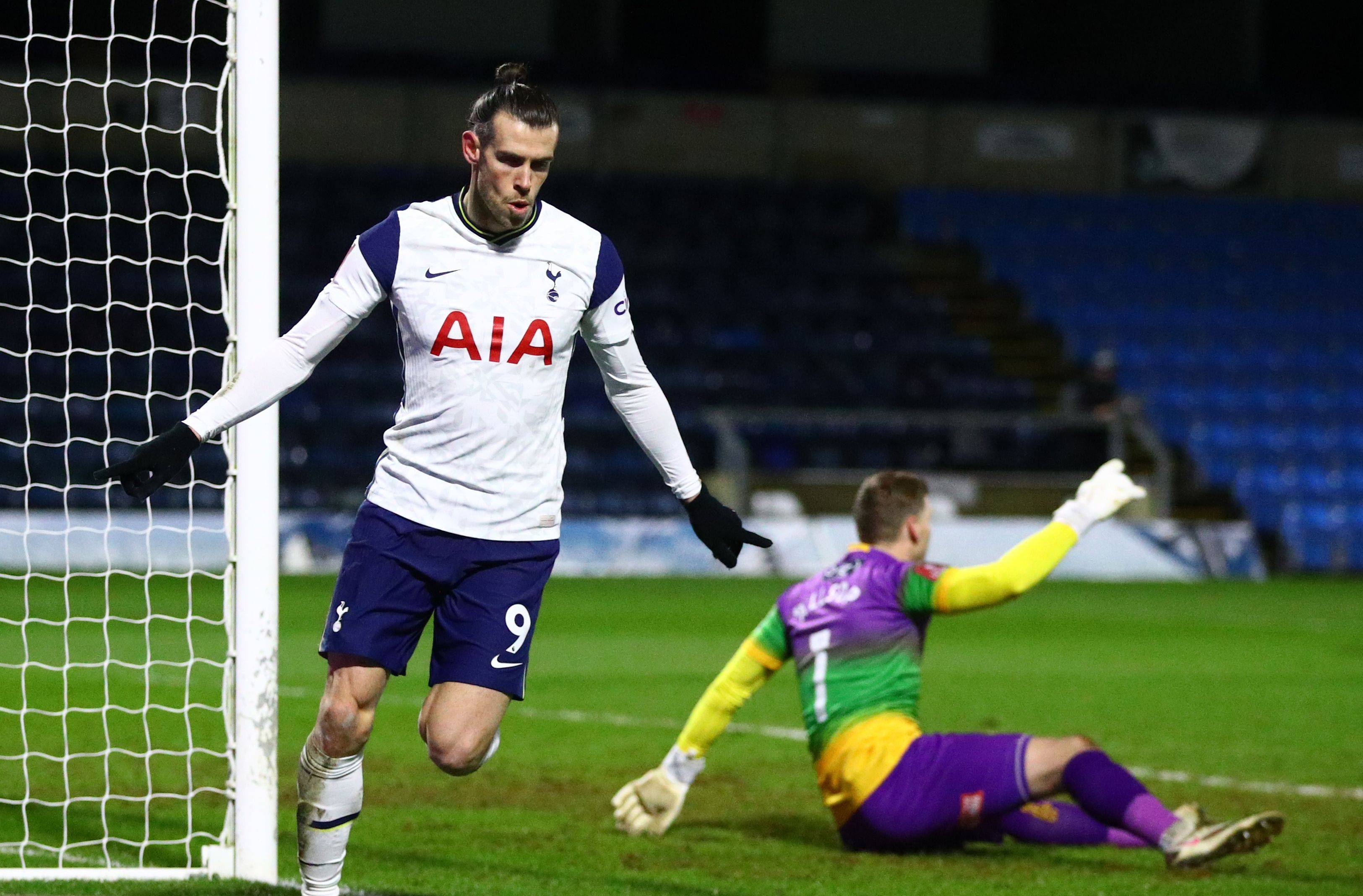 1月25日,热刺队球员贝尔(左)庆祝进球.