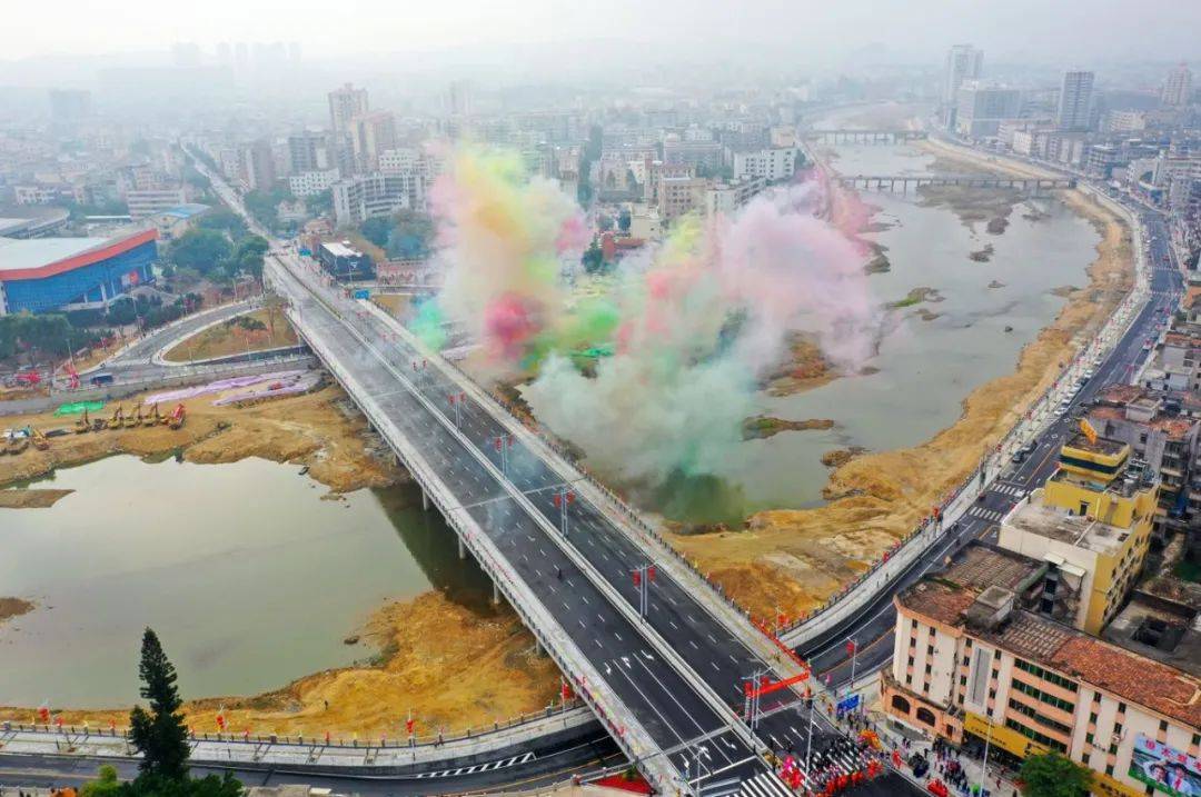 和我一起进行升级改造的兄弟沿江路(恩平大桥至碧涛苑段)也将同步通车