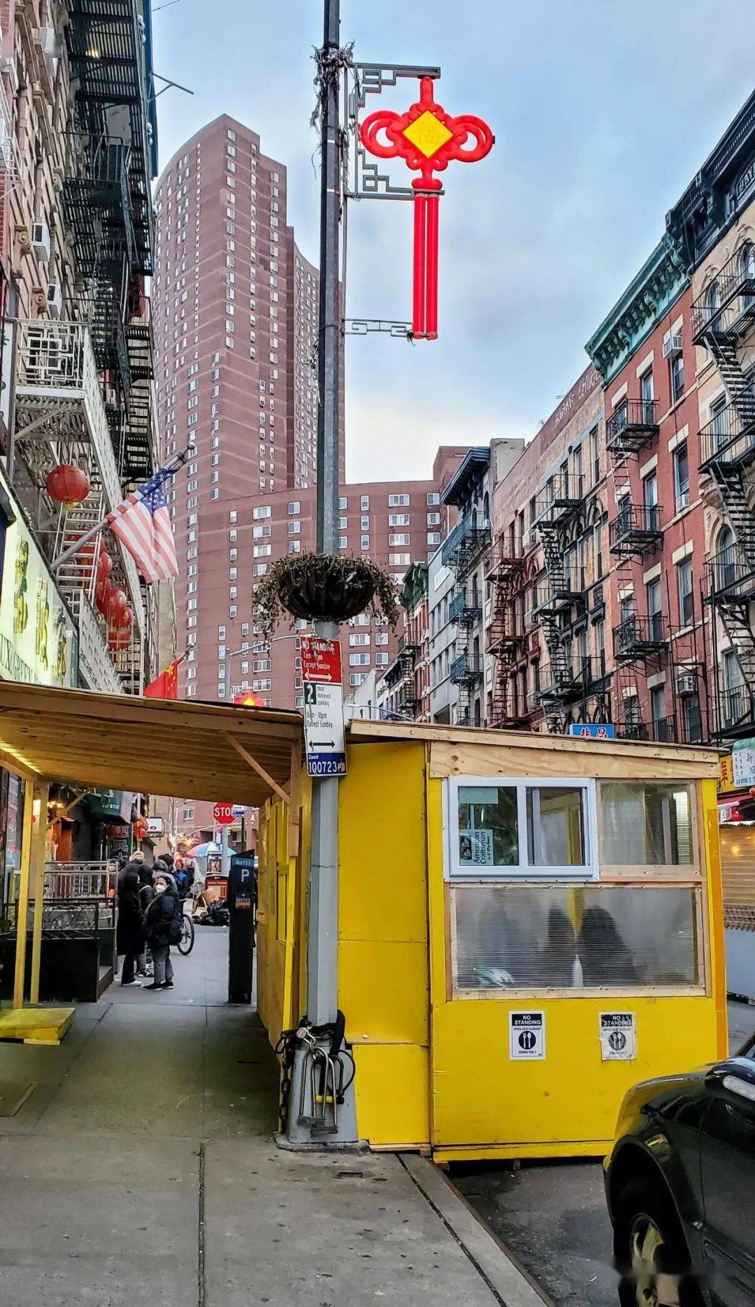 唐人街,更是热闹,彩灯在mott street上高悬.