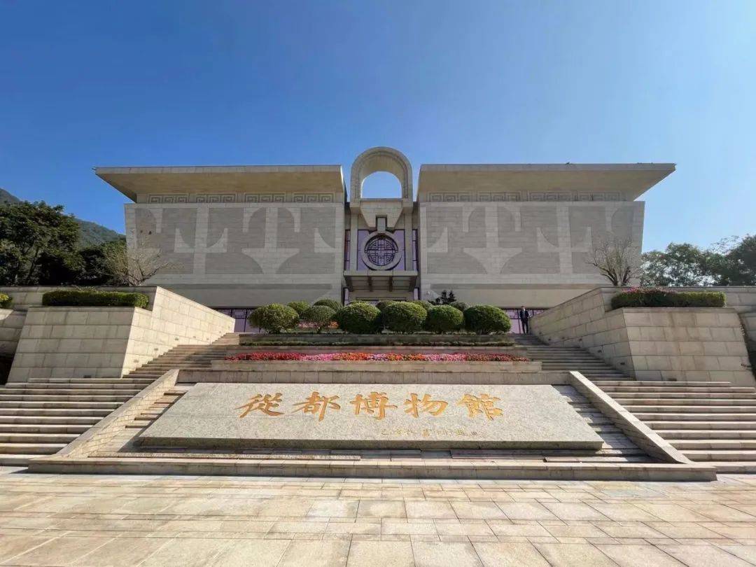 别人家挂的可能是大芬村的油画和金华生产的ins风摆件,他们家是实打实