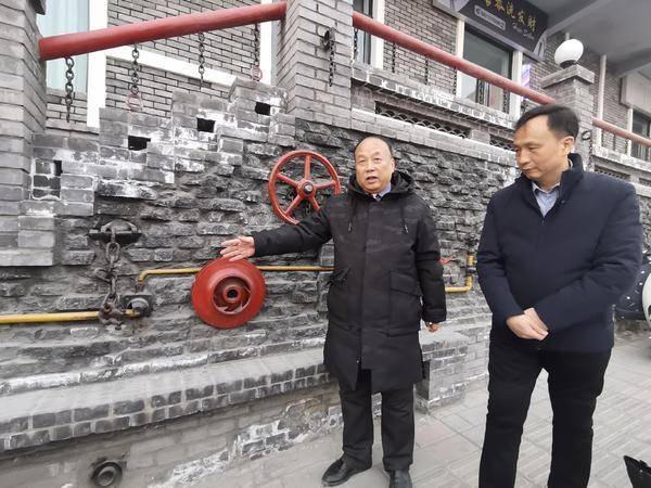 薛长明,王保才介绍王封矿现况"2015年,王封矿70%的职工下岗,当年整体