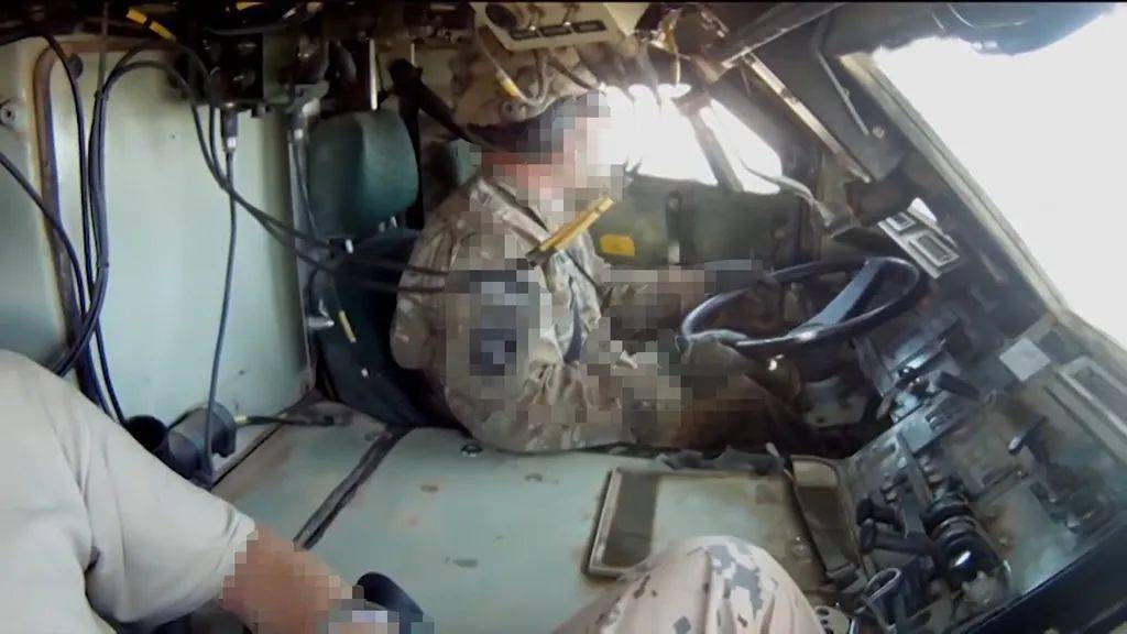 大眼睛高睫毛的芬兰帕提亚xa200系列轮式装甲车