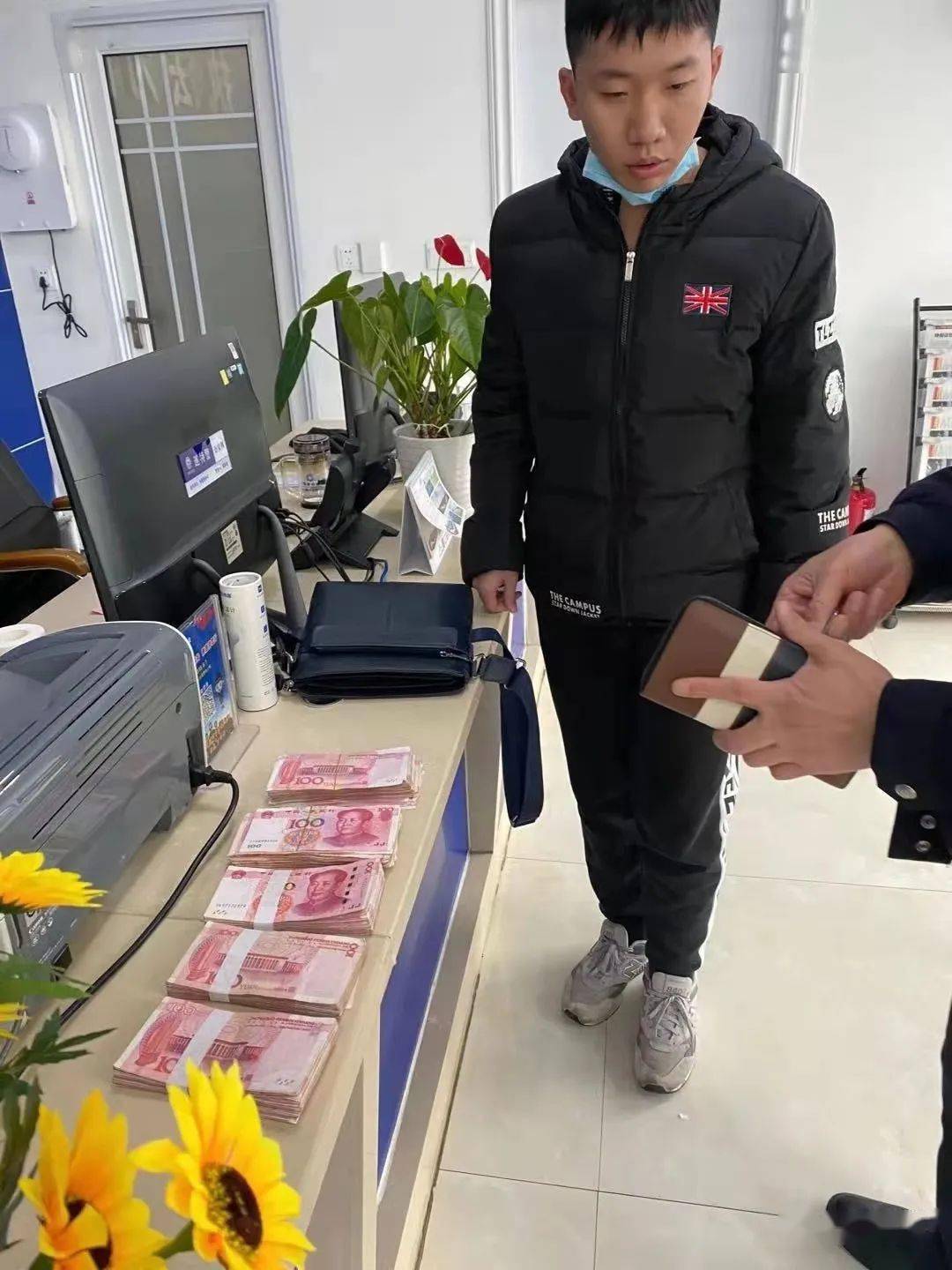 捡到50000元现金!这位宜昌小伙